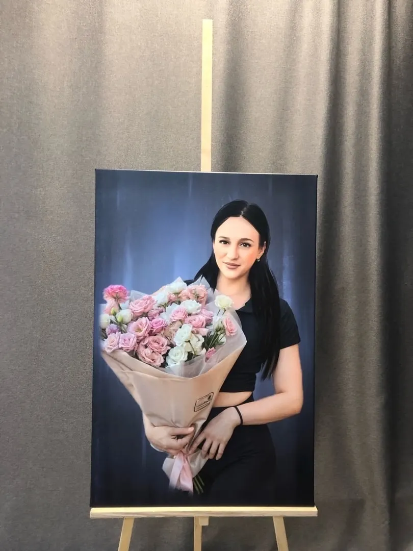 Портрет девушки с букетом на холсте