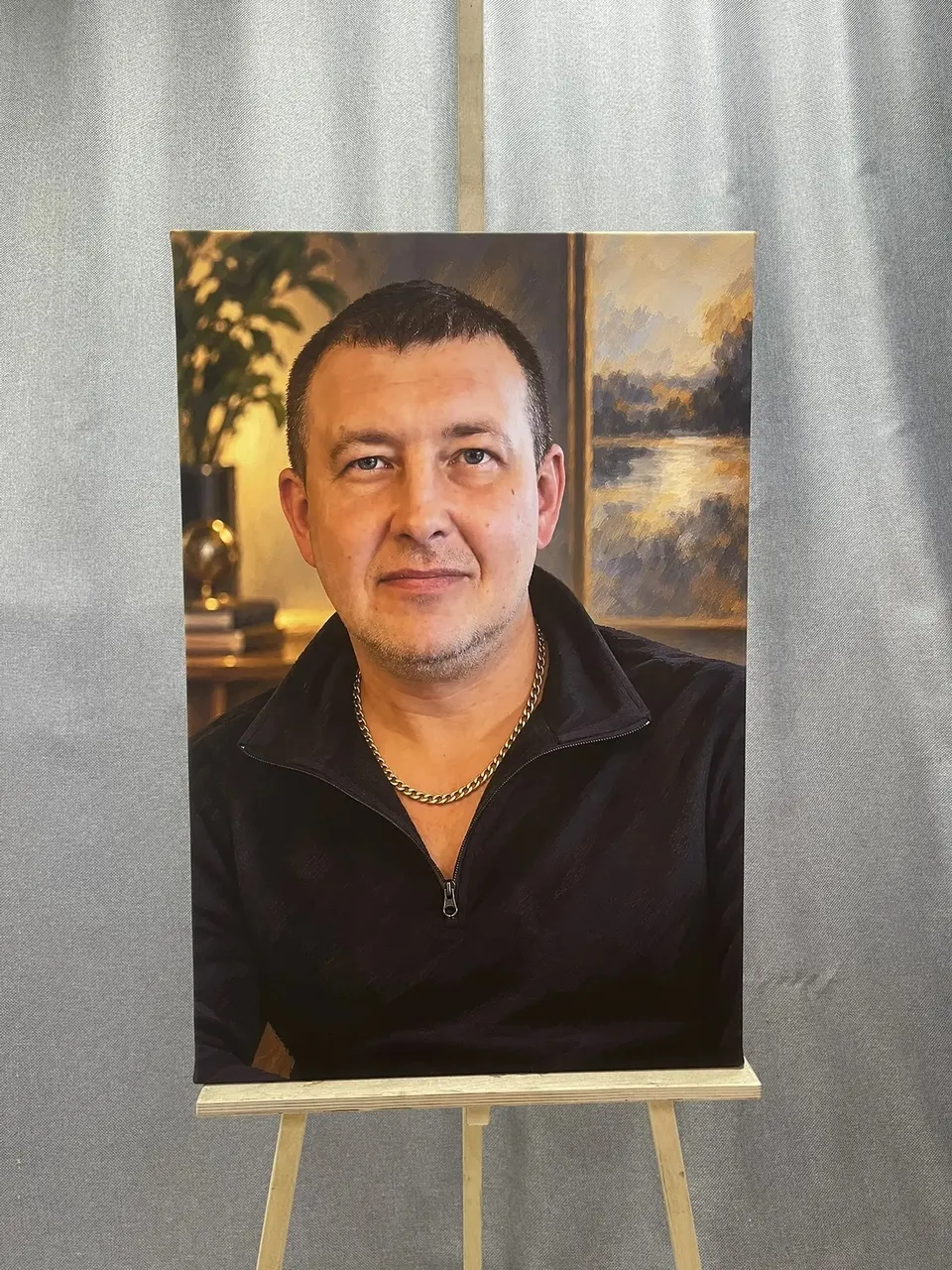Мужской портрет в интерьере на холсте